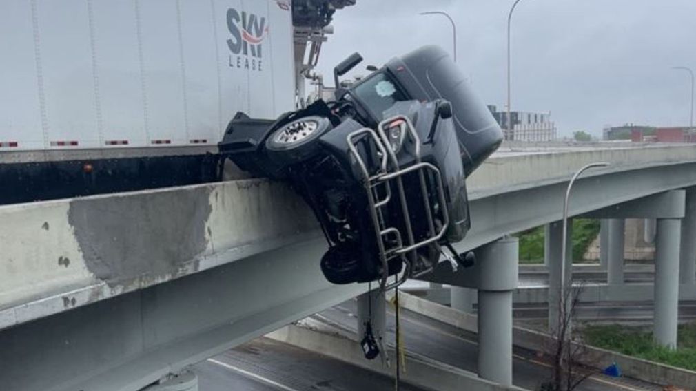 VIDEO Șofer de camion, salvat în ultima clipă din cabina suspendată. „Nu vreau să mor”