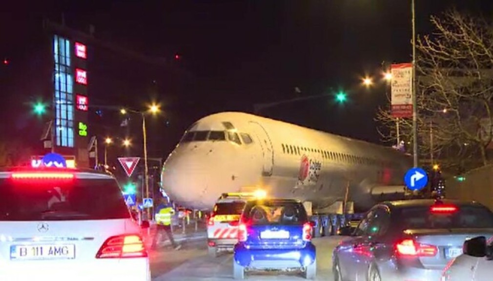 VIDEO. București. Un avion de pasageri și-a făcut apariția printre mașini, tractat pe o platformă