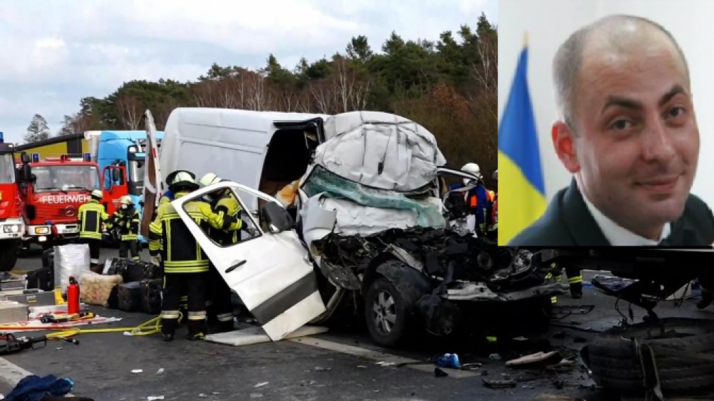 Români morți după ce autoutilitara, care transporta pachete din România, a intrat sub camion