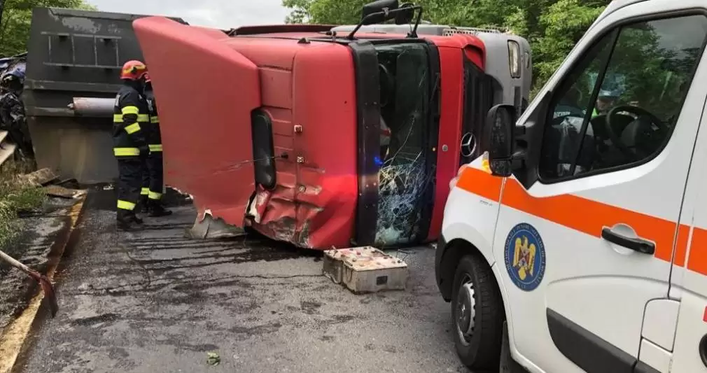 Camion răsturnat, șoferul a rămas încarcerat