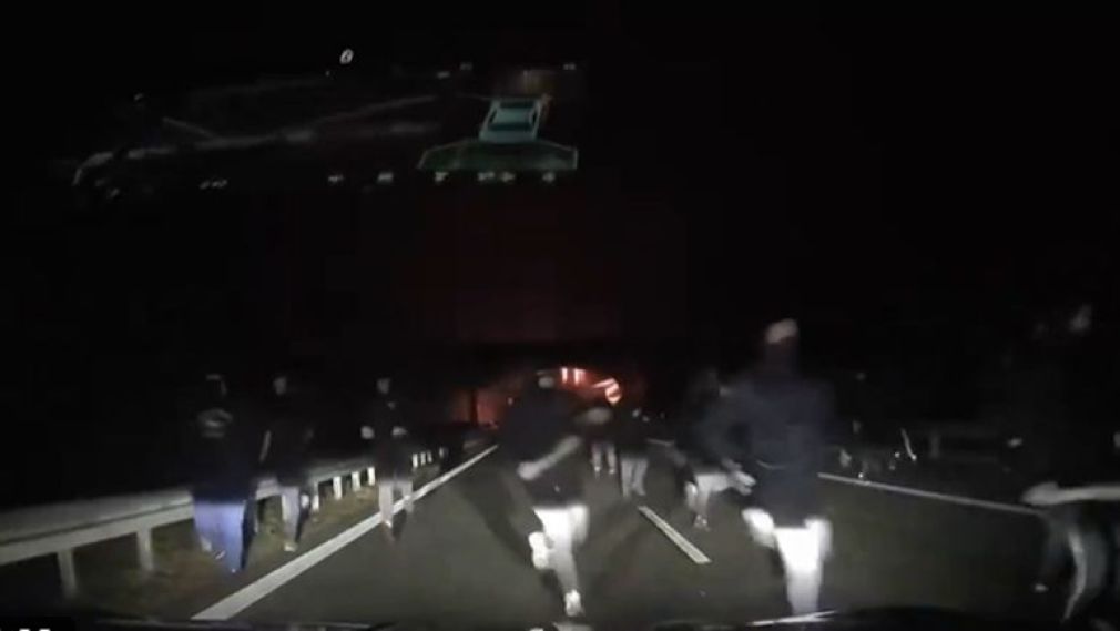 Suporterii s-au alergat pe stradă cu bastoane