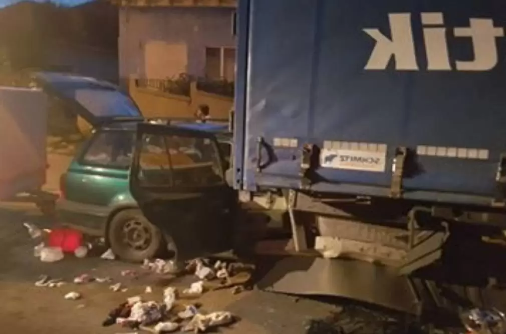 Maşină zdrobită sub TIR, după ce şoferul ar fi adormit la volan