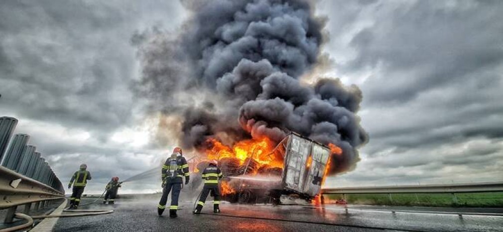 VIDEO. Un camion a fost cuprins de flăcări pe Autostrada spre Timișoara