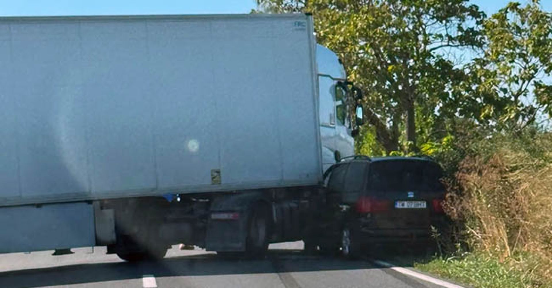 Două persoane au fost rănite după impactul dintre un camion și un autoturism