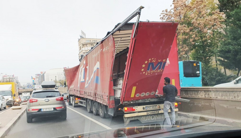 EXCLUSIV. Camion românesc - o nouă victimă a Pasajului Unirii