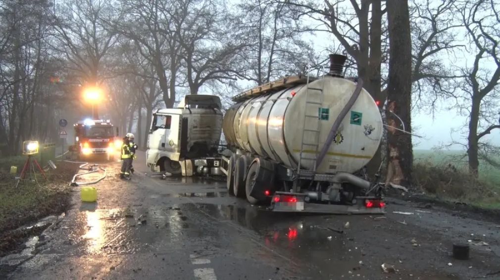 O șoferiță profesionistă de 20 de ani a lovit trei copaci, după ce a acroșat-o alt camion