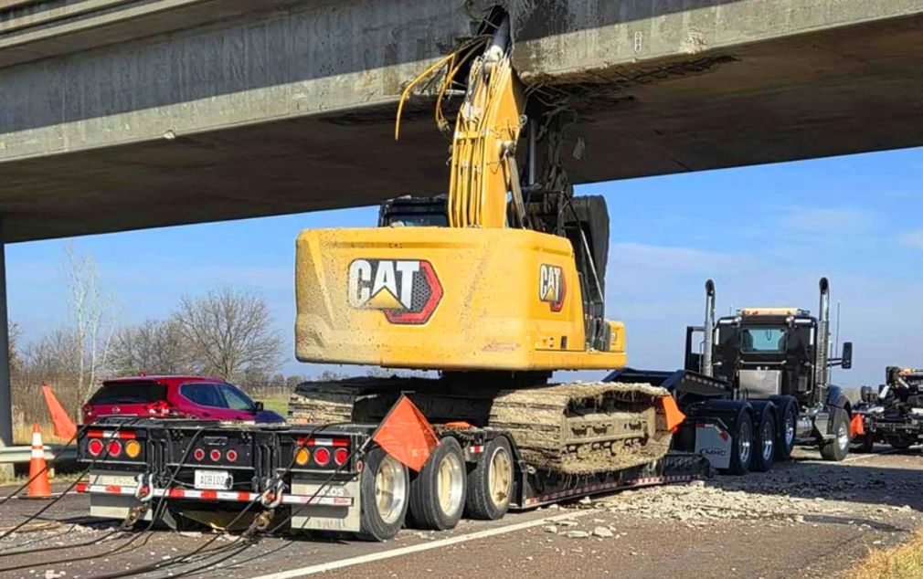 FOTO. Un camion a rupt un pod cu exacavatorul pe care îl transporta