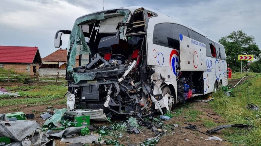 Șoferul autocarului care a izbit un camion, în stare gravă