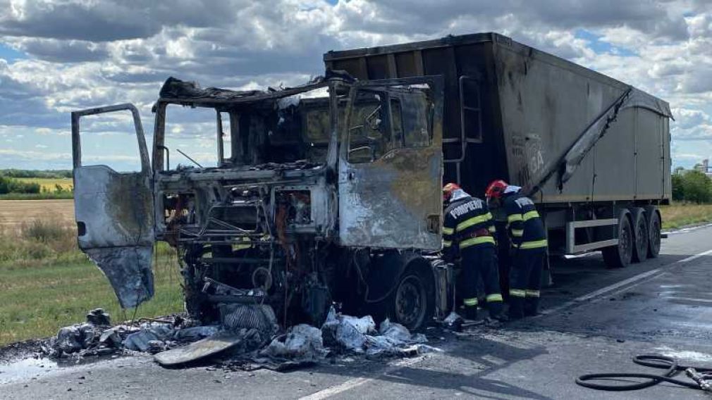 Un camion a luat foc. Traficul a fost blocat