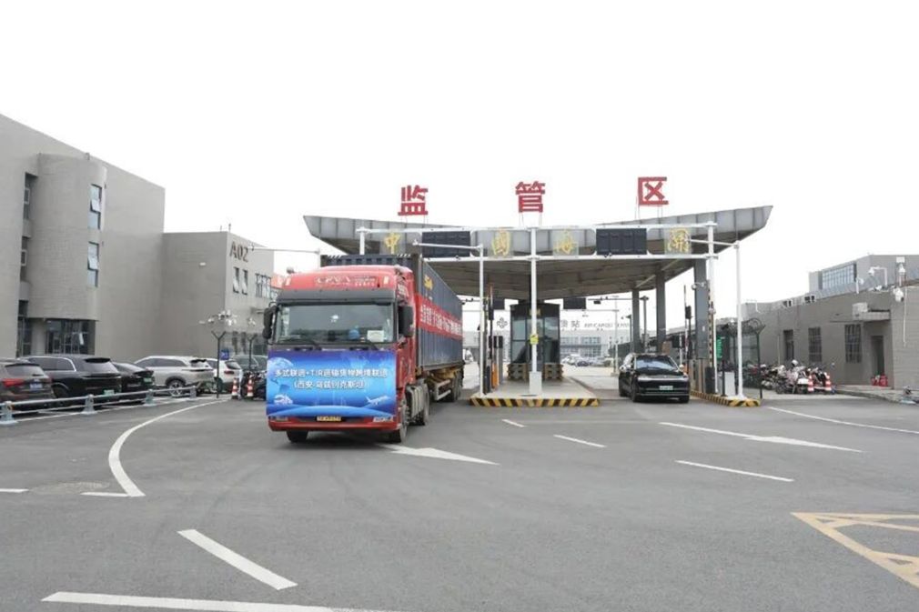 China lansează prima operațiune intermodală TIR