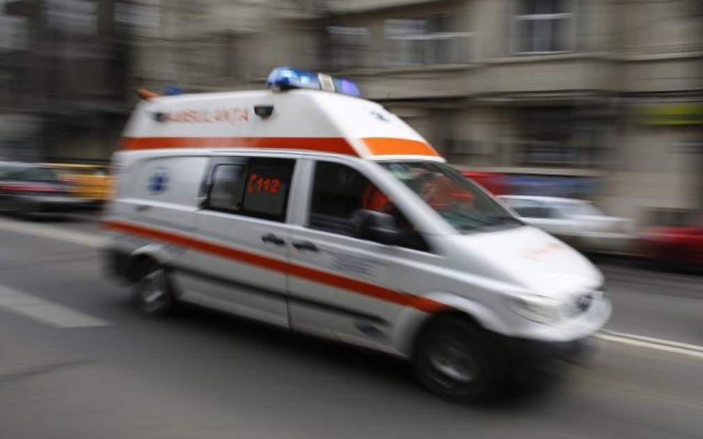 O ambulanță a fost implicată într-un accident rutier cu un taxi