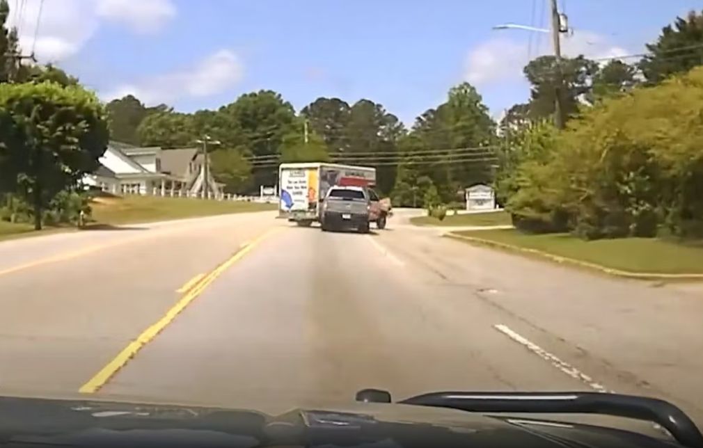 VIDEO Un camion de transport s-a răsturnat. Cum a fost implicată poliția?