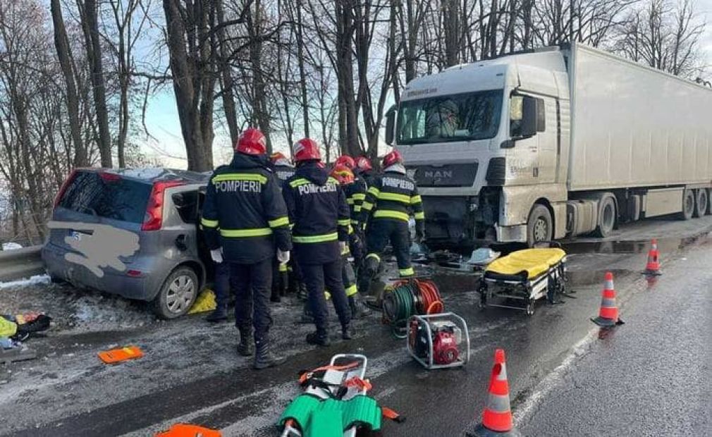 Șofer încarcerat după ce s-a ciocnit cu un camion