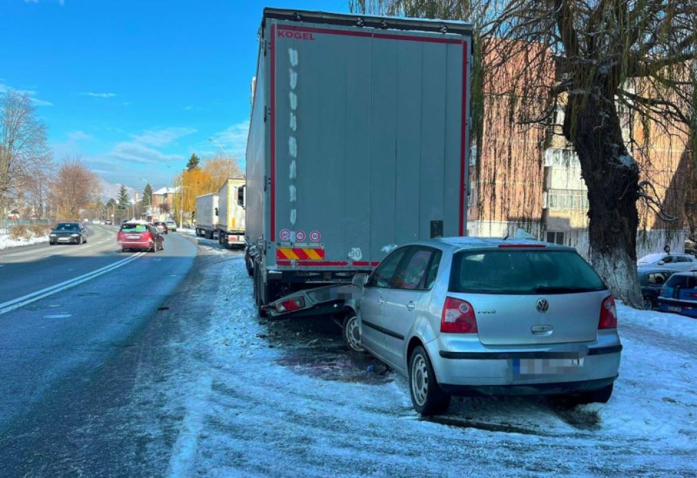 O mașină cu 6 persoane a intrat sun un camion. Care a fost consecința?