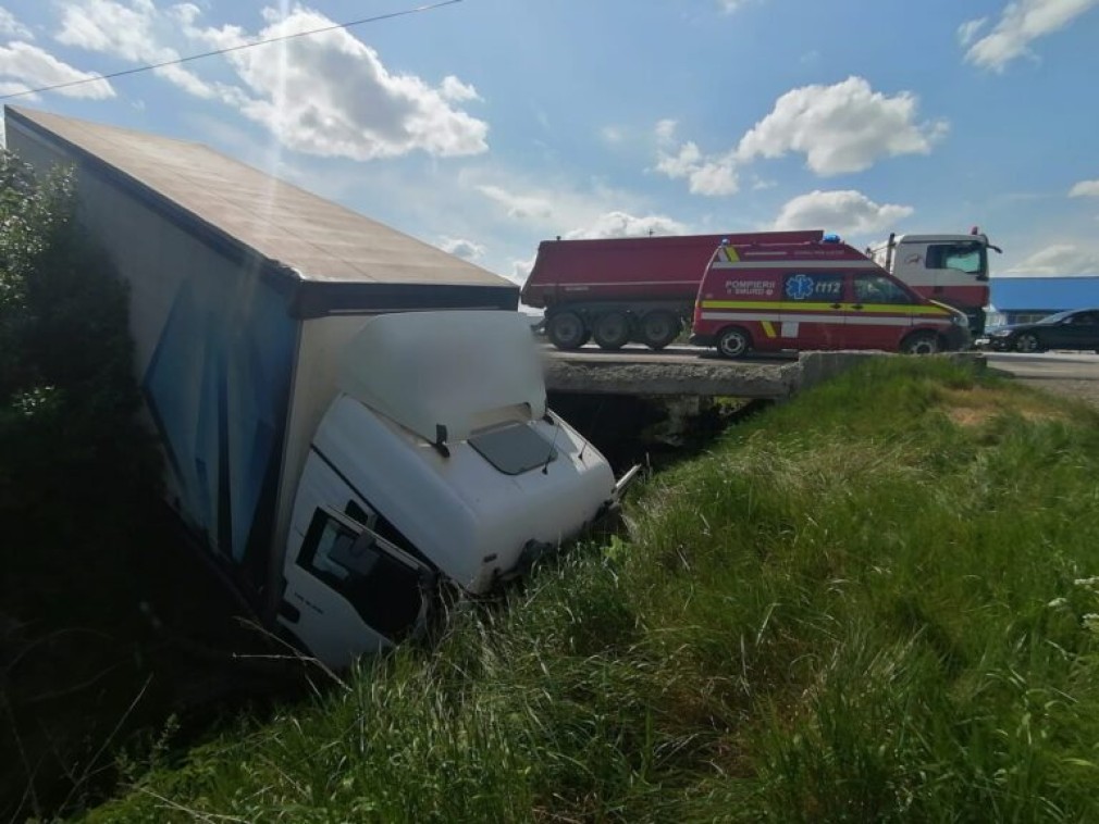 Un șofer de camion a pierdut controlul din motive necunoscute și a ajuns în șanț
