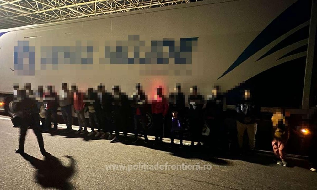 122 cetăţeni străini, depistați de polițiștii de frontieră, în camioane