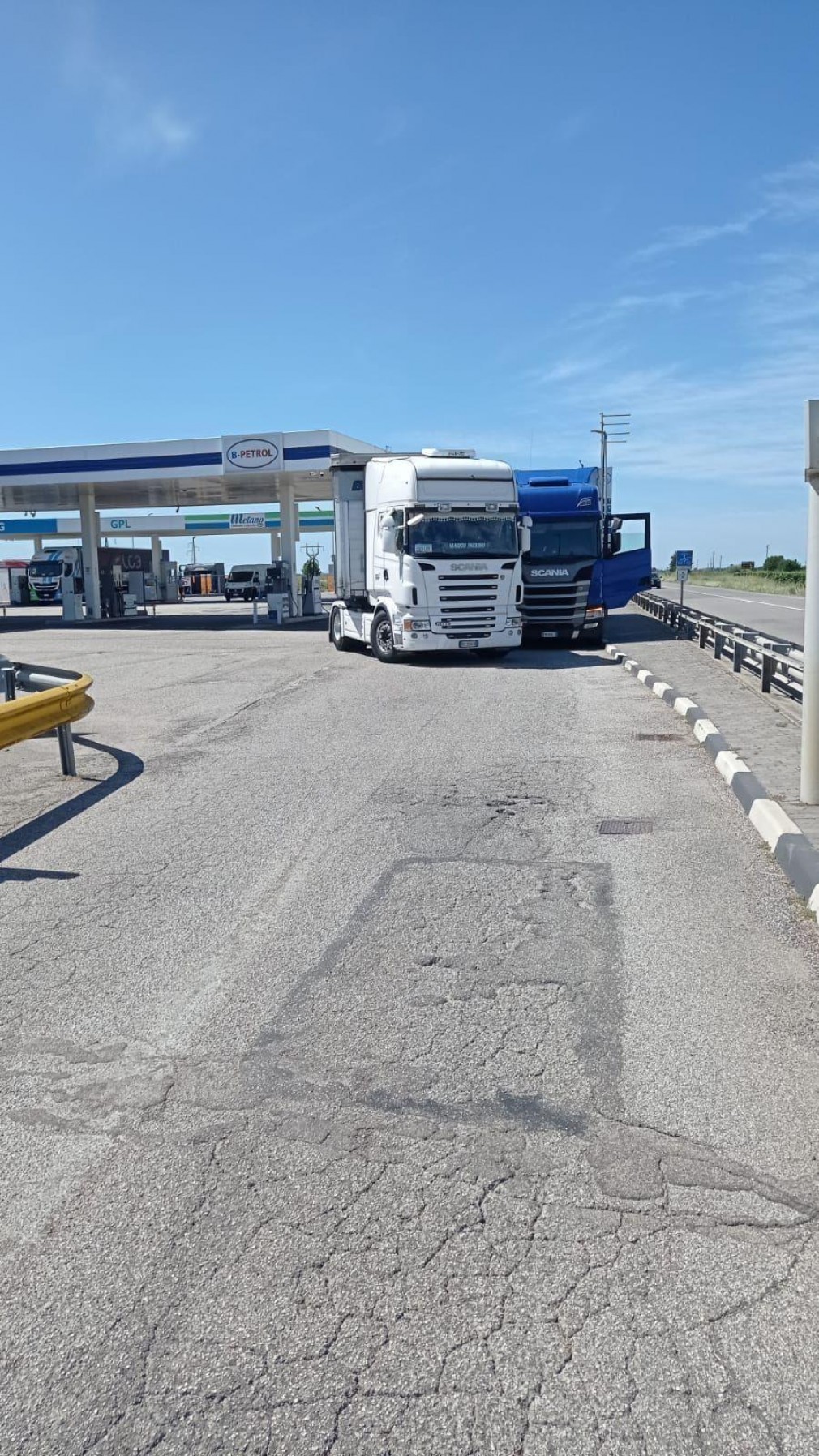 Șofer profesionist român beat, pe cale să lovească în plin o cisternă plină cu gaz metan