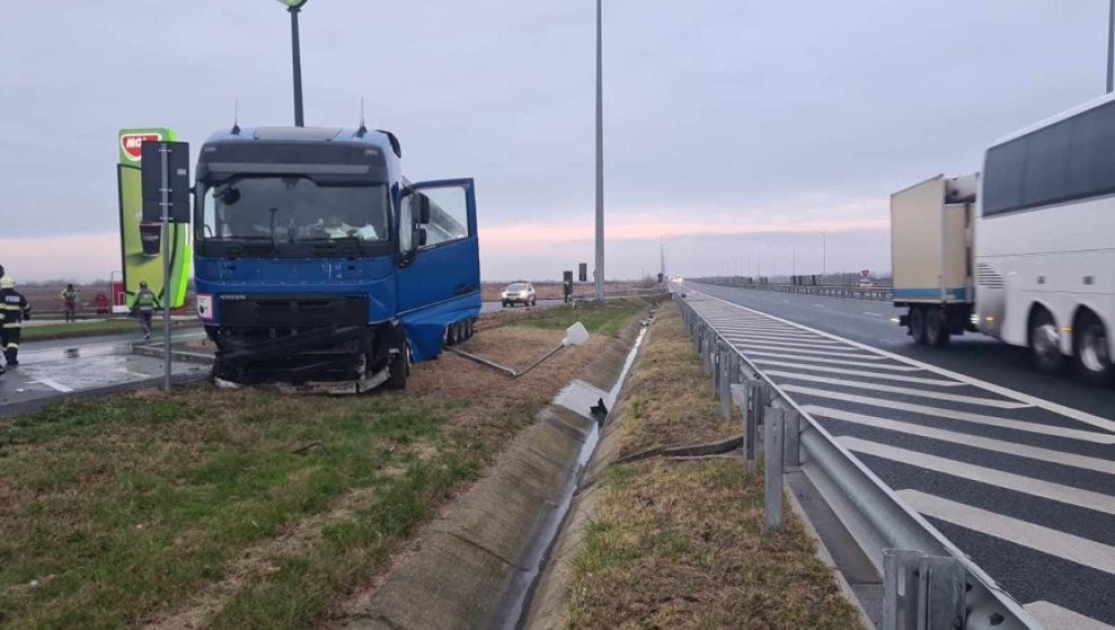 Camion, ieșit în decor pe Autostrada Arad-Lugoj. A pus la pământ un stâlp