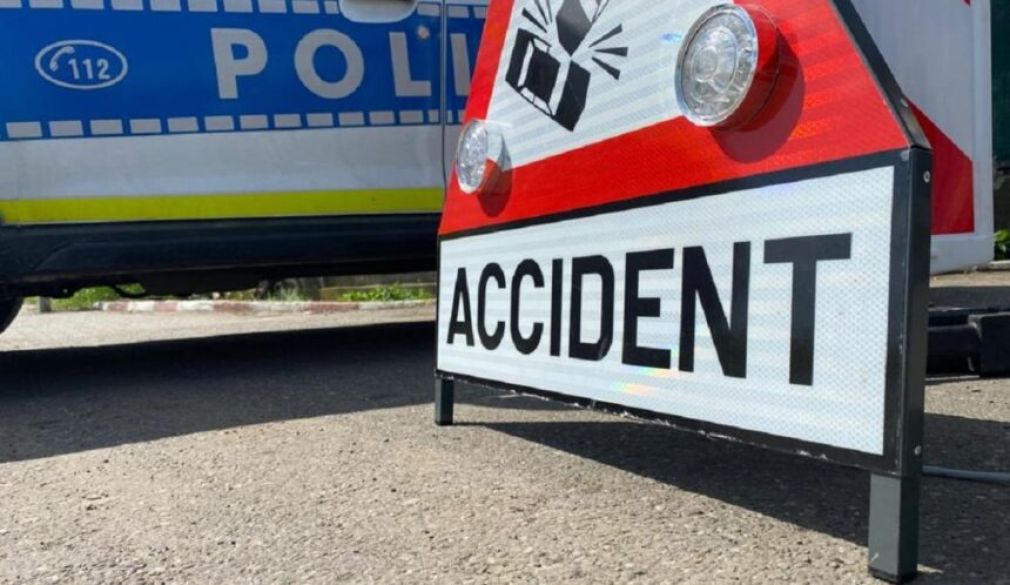 Bărbat mort după ce un camion a lovit o autoutilitară