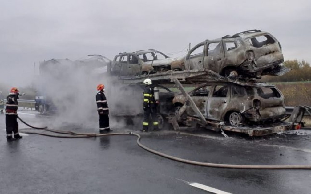 Un camion plin cu Dacii Duster a luat foc pe autostradă, spre Nădlac