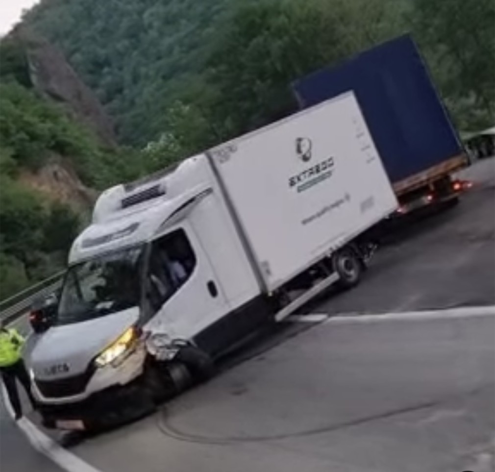 Coliziunea dintre o dubă și un camion a blocat traficul la Călimănești