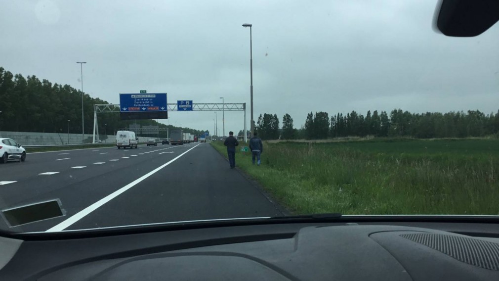 Olanda: Doi şoferi profesioniști români apar în poza zilei, în presă
