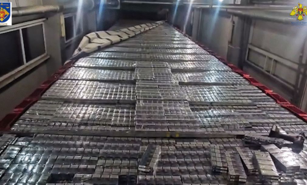 1000000 țigări ascunse în tavanul remorcii unui camion la ieșirea din Moldova