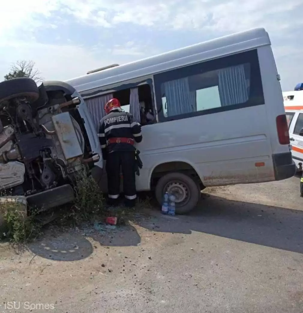 Mai mulți răniți după un accident în care a fost implicat un microbuz