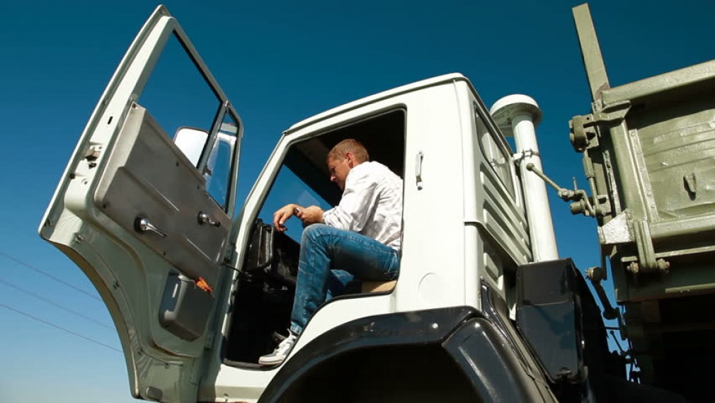 Șoferii de camion pot intra în Austria fără certificat COVID doar dacă nu opresc, nu încarcă/descarcă