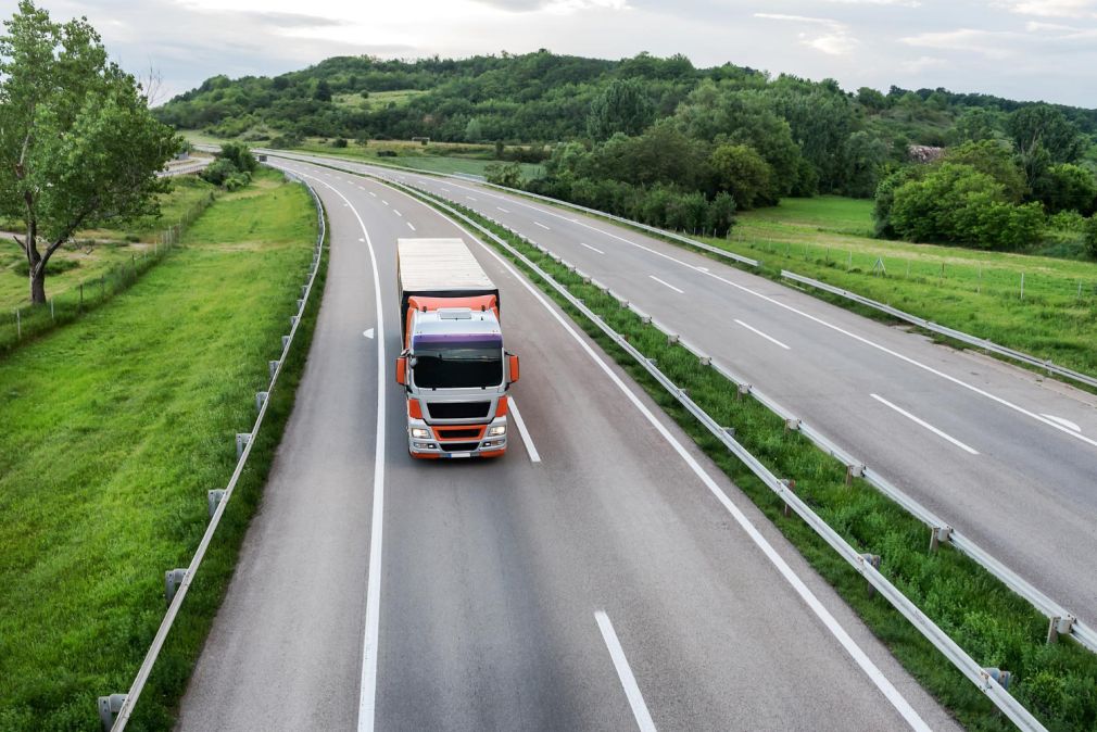 Nouă migranți, dintre care 8 copii, găsiți într-un camion pe Autostrada București-Pitești
