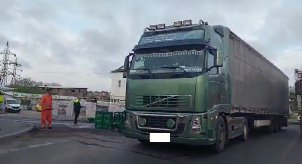 VIDEO. Un camion plin cu bere şi-a pierdut încărcătura pe carosabil, la ieșire de pe A4