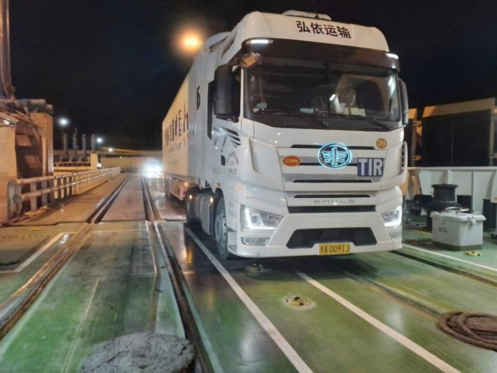 PREMIERĂ 3 camioane au străbătut un drum comercial din China în Georgia