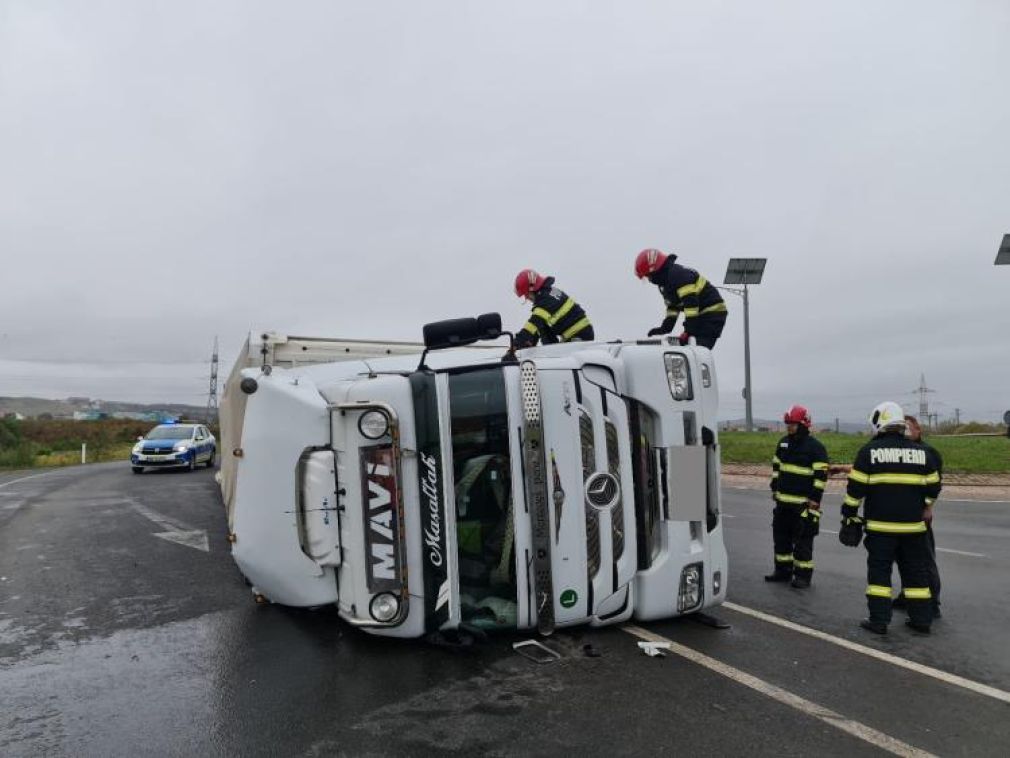 Cluj: Un camion s-a răsturnat într-un sens giratoriu