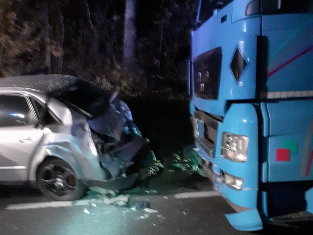 Accident dur între un camion și un autoturism