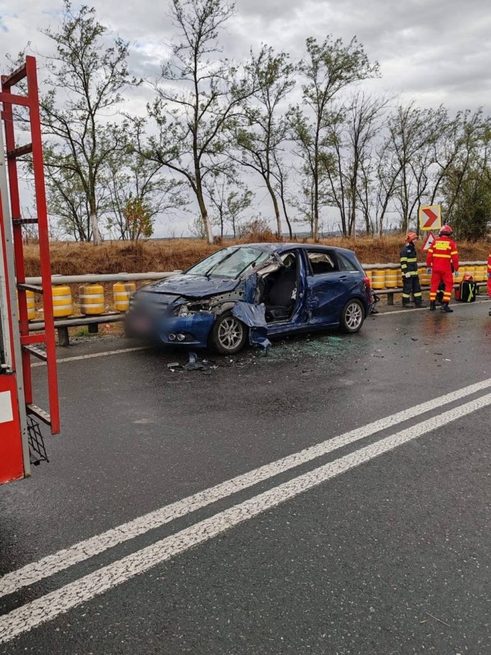 Mașină lovită năpraznic de camion