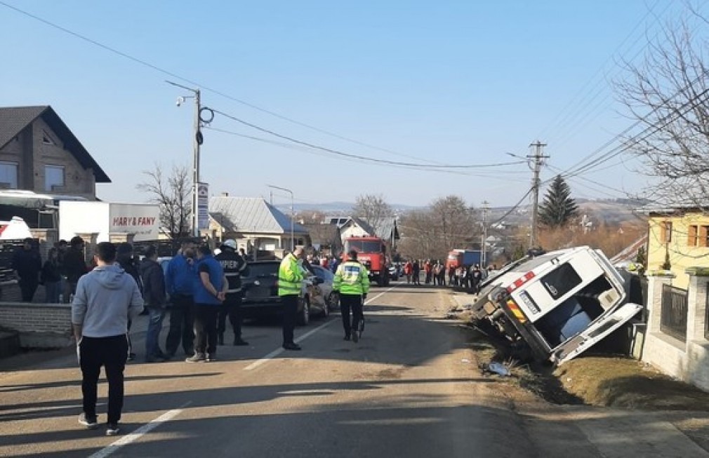 Un microbuz cu 19 elevi implicat într-un accident cu două mașini