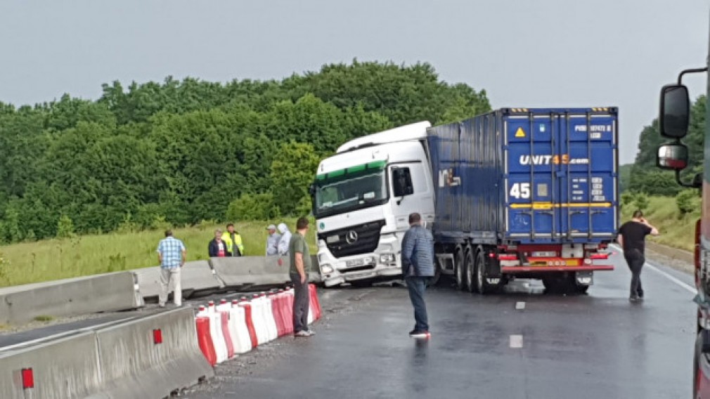 Un șofer de camion a pierdut controlul și s-a izbit de parapeți între Brașov și Făgăraș
