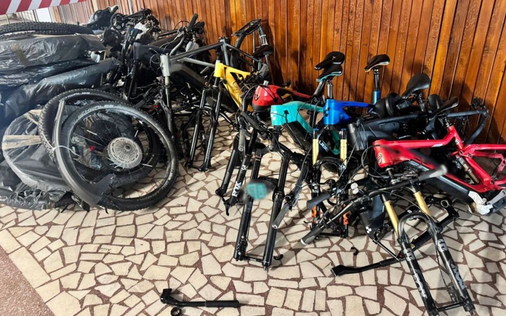 Zeci de biciclete și o trotinetă electrică fără acte de proveniență, găsite într-un camion