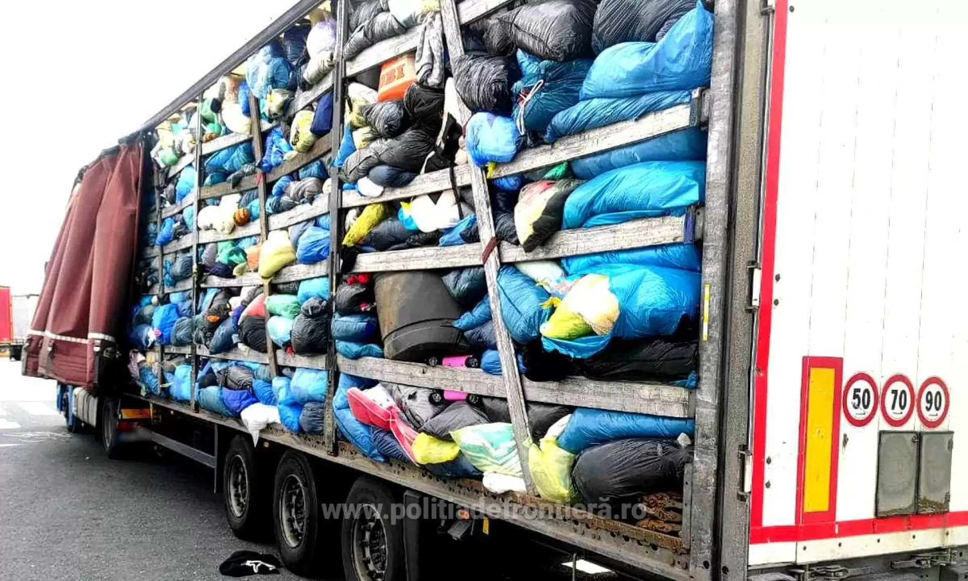 Două transporturi cu aproape 20 de tone de deșeuri din UK şi Olanda, blocate la intrarea în România