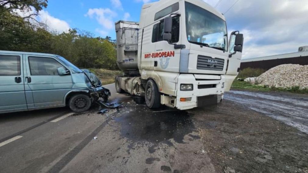 Autoturism făcut praf de un camion