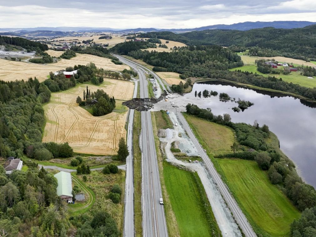 FOTO și VIDEO Un camion a fost înghițit într-o „gaură neagră”