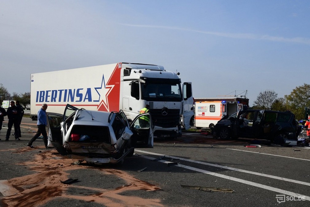 Un camion a distrus mai multe mașini care staționau. Un șofer român nu a văzut culoarea verde la semafor