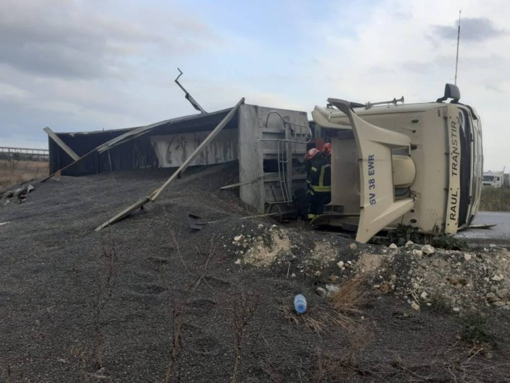 Un camion s-a răsturnat. O persoană a fost rănită