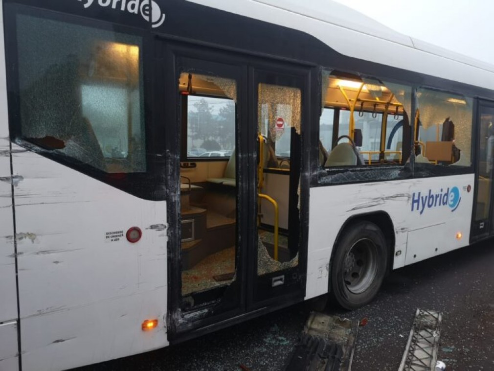 Un șofer a dat cu spatele și a lovit un autobuz hybrid de zeci de mii de euro