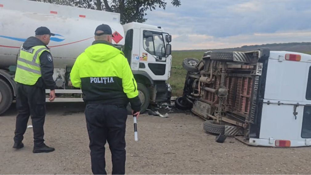 VIDEO Coliziune între un camion, microbuz și o cisternă