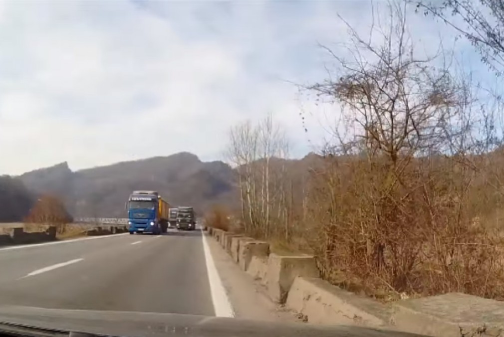 VIDEO: Șofer de CAMION, filmat în timp ce făcea o depășire riscantă pe Valea Oltului