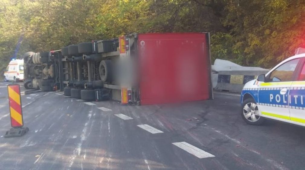 Un drum a fost blocat după ce un camion a căzut pe o dungă