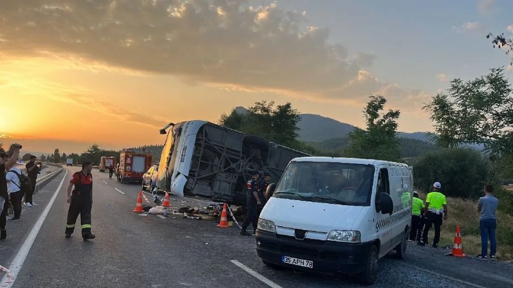 Un autocar cu nuntași s-a ciocnit frontal cu un camion - 49 de victime. Unde?