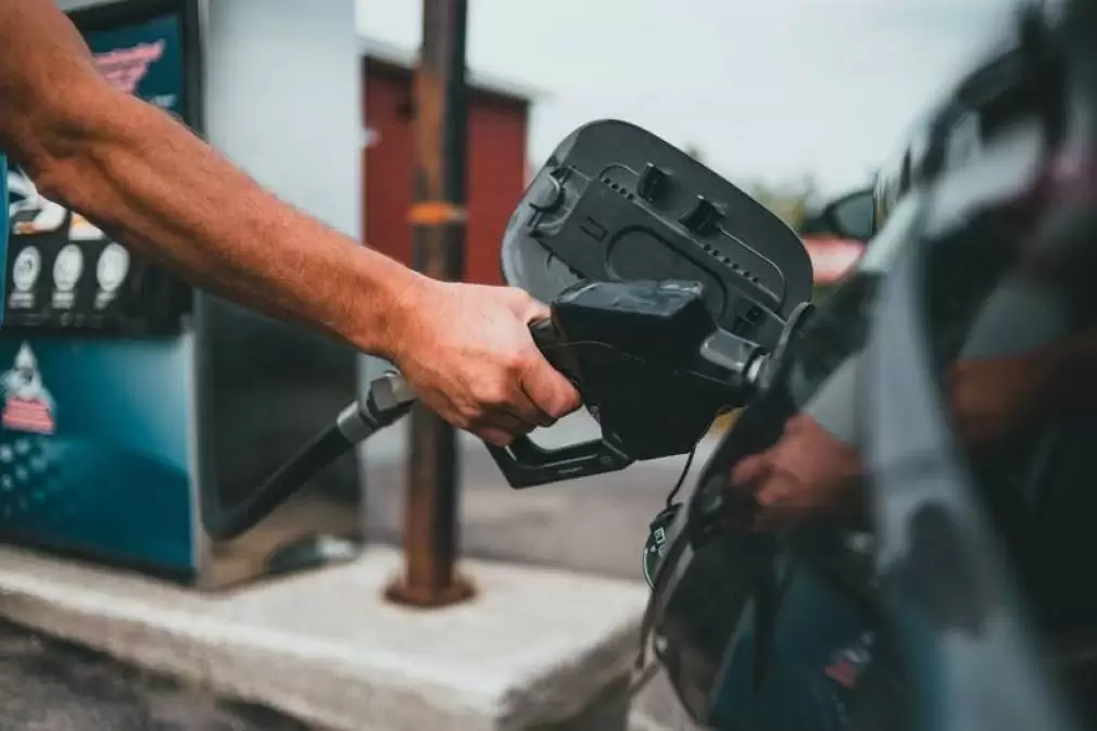 SPANIA. Benzinăriile suportă o parte din ieftinirea motorinei. Statul, altă parte