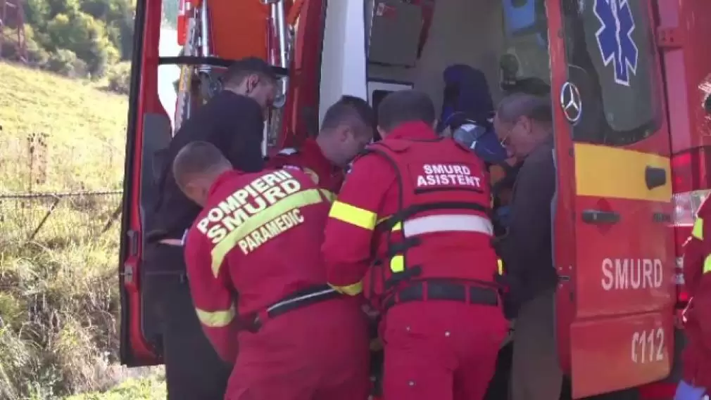 O persoană rănită, într-un carambol cu două autoturisme și un camion